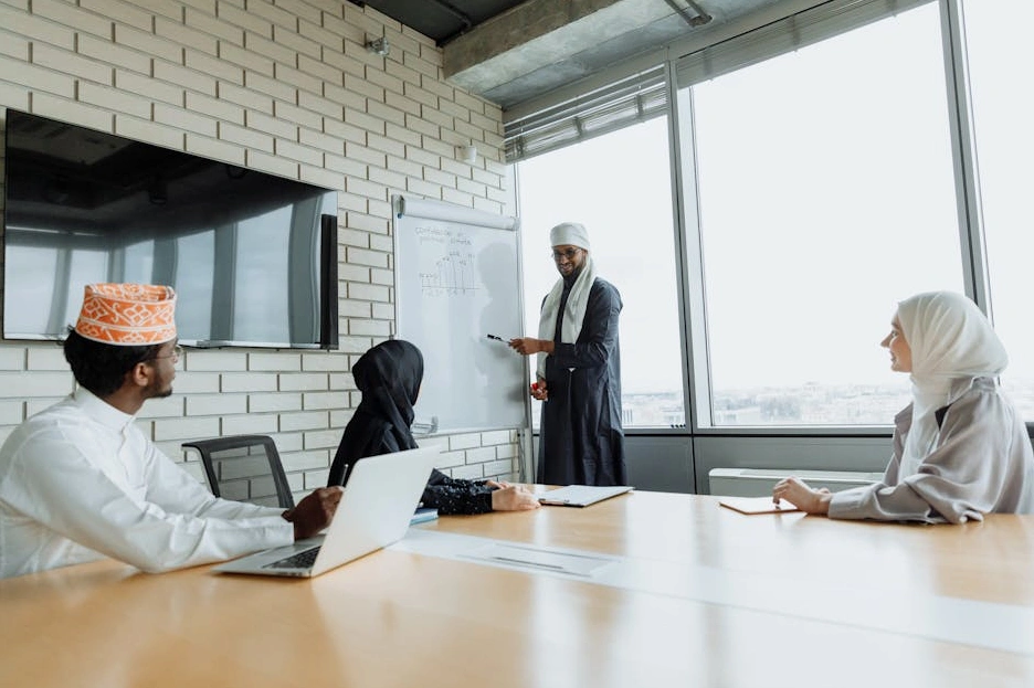 Zespół BiałystokBusiness Core podczas burzy mózgów w nowoczesnym biurze